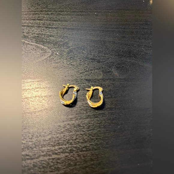 Small hoop earrings - 5 for $25 for items marked with ⭐️ - Picture 2 of 2